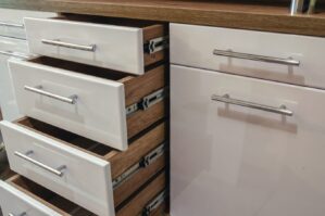 Innowacyjne systemy szuflad w ofercie mebloart: funkcjonalność i design