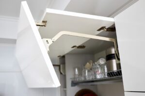 Innowacyjne technologie produkcji zawiasów: co przynosi przyszłość?