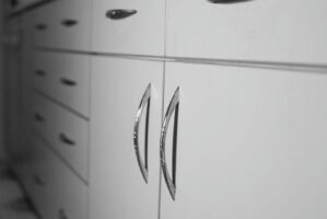 Galwanizacja metali w produkcji akcesoriów meblowych
